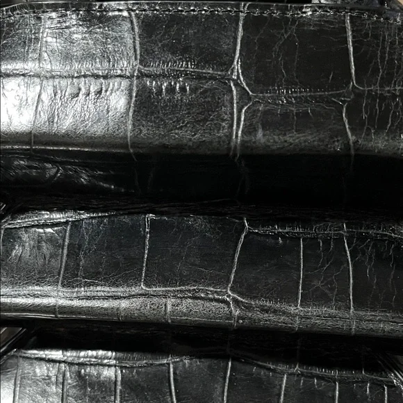 Elegant Black Crocodile-Embossed Handbag - Picture 2 of 6